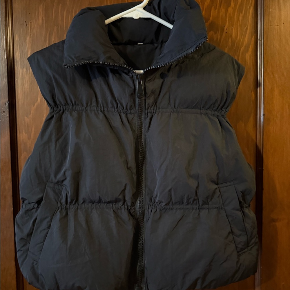 Women's Black Cropped Puffer Vest